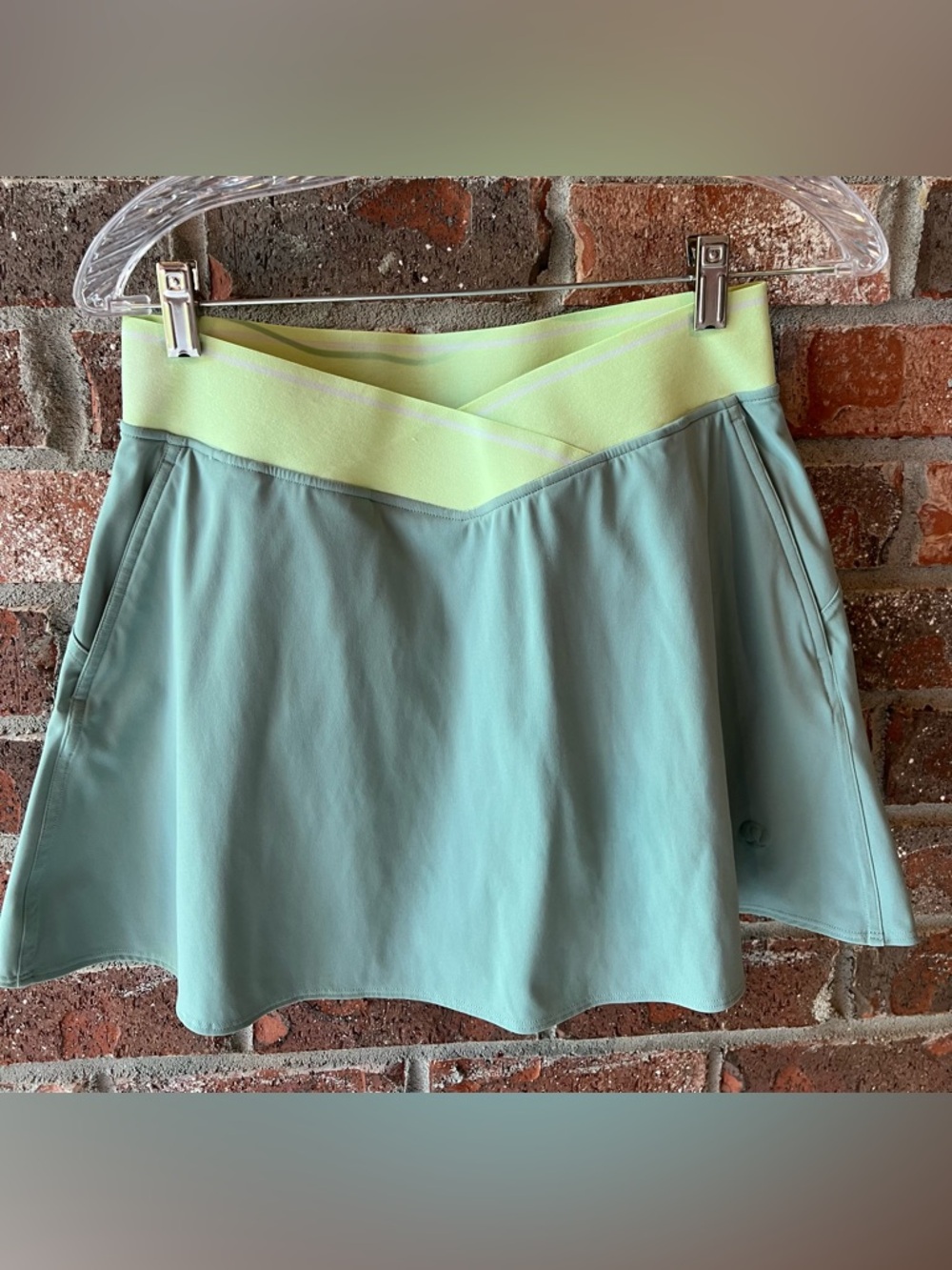 Lululemon V-Waist Mid-Rise Sage
Tennis Skirt Size 8